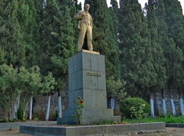 У нас в Алупке тоже была капсула времени от пламенных пионеров и сочувствующих им октябрят в далёкое светлое будущее , что бы так сказать донести до потомков истинное учение Ленина и его юной гвардии, пионерии....Но вот в 2014 году капсула была в прочном забвении...Мраморная доска разбита,видимо один из бывших пионеров таки решил удовлетворить жгучие любопытство , что же там пионеры наказали или капсула была чем то наполнена ,годным что бы помянуть те времена и тех пионеров...Доска находится в опорной стене за памятником Ленина в Алупке и уже мало кто о ней помнит...