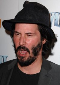 Голливудские звезды странные - они выправляют верхнюю челюсть, а нижнюю нет.
И это я наблюдал у многих, с ходу вспомнить всех не смогу. Но вроде у Джонни Ли Миллера кривые, Тома Круз нижнюю долго не выправлял - научился улыбаться только верхней частью. Ник Кейдж, Мэтью Макконахи. Просто при просмотре фильма обратите внимание на нижнюю челюсть - я говорю про ребят с многомиллионными гонорарами. Кто-то уже исправил, но основная масса забила - и так нормально жизнь течет.