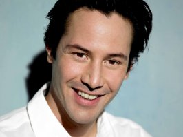 Голливудские звезды странные - они выправляют верхнюю челюсть, а нижнюю нет.
И это я наблюдал у многих, с ходу вспомнить всех не смогу. Но вроде у Джонни Ли Миллера кривые, Тома Круз нижнюю долго не выправлял - научился улыбаться только верхней частью. Ник Кейдж, Мэтью Макконахи. Просто при просмотре фильма обратите внимание на нижнюю челюсть - я говорю про ребят с многомиллионными гонорарами. Кто-то уже исправил, но основная масса забила - и так нормально жизнь течет.