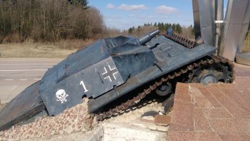 Кстати. Вот ответ на рассуждизмы по поводу подвига 28 Панфиловцев. Был ли подвиг? Было ли Панфиловцев 28? Теперь это не имеет ровным счётом ни какого значения! Это фото из под Волоколамска (на первом фото Волоколамск виден на расстоянии примерно 3-5 километров). Это место находится в 15 километрах от позиций тех самых Панфиловцев. И что можно видеть? 11 бойцов-сапёров точно так же остановили немецкие танки, как и знаменитые Панфиловцы. Да. Из-за того что мало кто из Панфиловцев выжил сложно восстановить все события документально точно. Но это и не требуется. Немецкие танки были остановлены! Враг не прошёл!
 На протяжении 15 километров фашистам перекрыли путь на Москву! Таких героев, которые не сделали ни шагу назад как 28 Панфиловцев было предостаточно на протяжении всей войны! Эти люди ценой своей жизни спасли нашу Родину! И мы должны помнить о них! Точка.