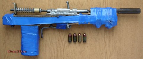 Раздобыли где-то целую пачку патронов 5,6 и сделали нечто подобное. На ствол, по диаметру, точно подходит трубка от спинки железной кровати. Такие на свалках часто встречались.