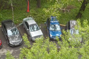 На стоянке у дома в машине соседей разбило заднее стекло и корпус помяло.