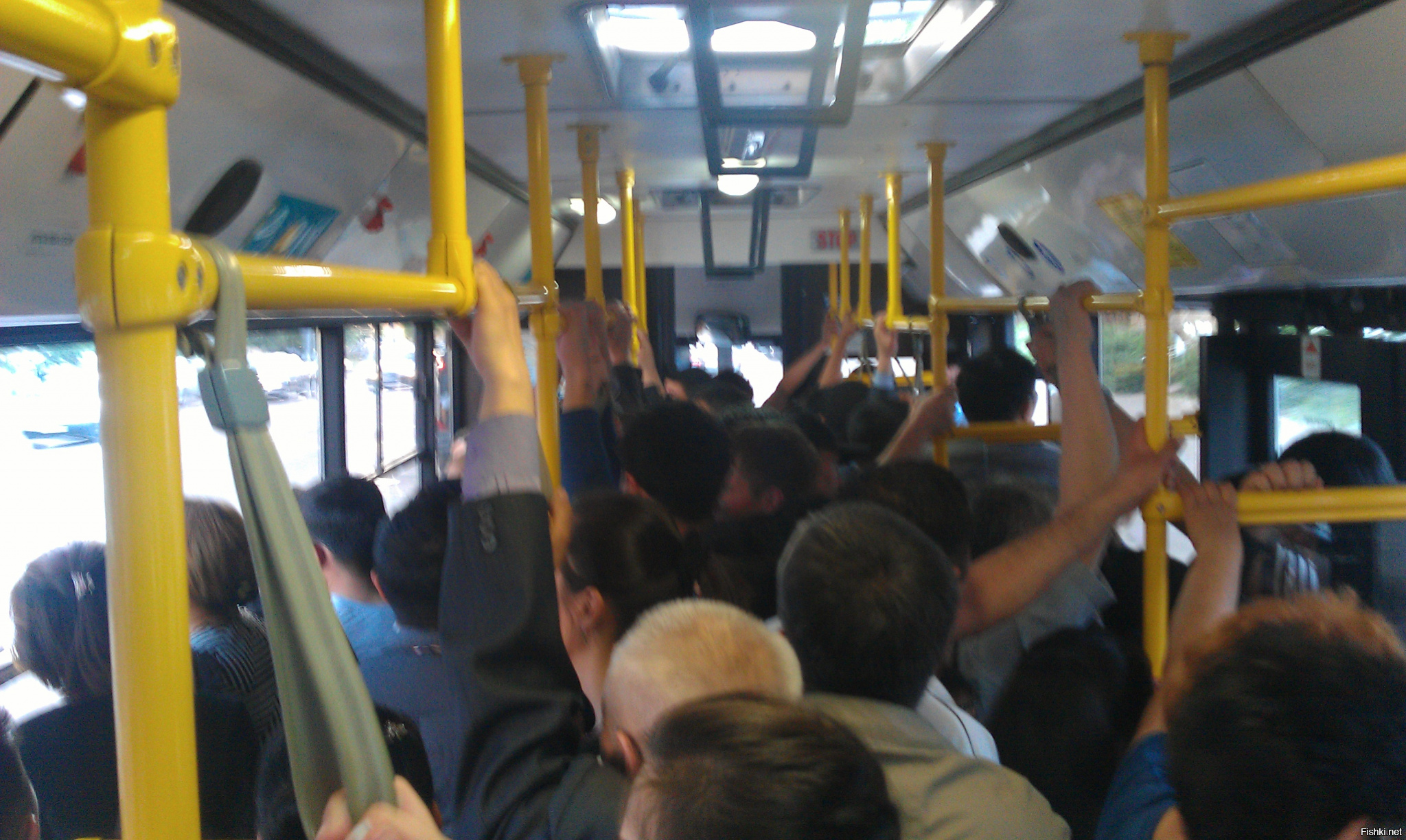 Толпа людей в автобусе