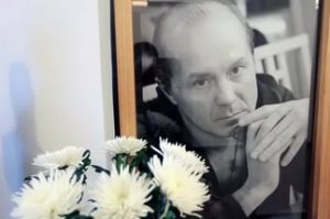 Всем хорошего времени суток, Я один в А.УЕ ? Выписка из данной 
статьи:"Андрей Панин погиб 6 марта 2013 года. Судмедэксперты, исследовавшие тело актёра, пришли к выводу" А ДАЛЬШЕ самое интересное "что получить такие раны случайно невозможно и что актёр был убит" а ПОТОМ ПРОСТО ПИ.ДЕЦ "на следующий день после загадочной смерти Панина судмедэксперты пришли к выводу, что перед смертью артист был жестоко избит, его лицо было изуродовано, в ранах были найдены осколки стекла, а на коленях - гематомы" и апофеоз сия мероприятия " В начале 2015 года со ссылкой на вдову актёра сообщалось, что СК РФ прекратил уголовное дело о его гибели за отсутствием состава преступления" Вы что ахууууууууууу....ли, УБИЛИ ЧЕЛОВЕКА, ТАЛАНТИЩЕ!!!? И всем поХХХ.й( пи.дец, СК РФ - НА Х.Р в отставку! 
Земля тебе пухом Андрей Владимирович ..............