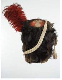 Не такие они и тяжелые. Меньше одного кг. Внутри каркас кожаный.  Этишкет и султан почти невесомые. К тому же, весь этот "обвес", кроме кокарды и налобной пластины, носили только на парад и сражение.