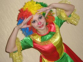 Раньше нос так не умели гримировать. Ну, губы красили,глаза . Скажите, а помадой сейчас кто-то еще пользуется не из старушек? Сейчас такой минимальный макияж у девушек и женщин,что вот такие маски только как маски и воспринимаются. Ну, ведь не скажешь, что вот это ,например, макияж? Хотя красивые образы получаются. Вот тут зелененькое, тут синенькое, кончик носа коричневеньким, ничего так, интересно :)