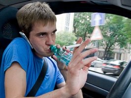 Водитель Тойоты:
и чего два ряда справа остановились то? Не иначе как меня пропускают, чтобы мне встроиться было поудобнее. Поднажму ка я!