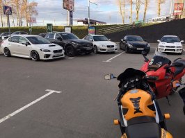 ммм, может просто чуваки из какой-нибудь движухи или клуба приехали на встречу и решили свои тачки сфоткать на память?
подборка чтот вообще ни о чём.