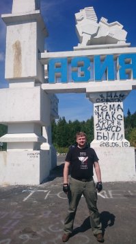 В прошлом году проезжали по маршруту Ханты-Мансийск-Пермь-Волгоград. На знаке Европа-Азия такая же фигня. На фото не видно, там еще все окрестности мусором завалены. Неужели так сложно свой мусор забрать с собой и довезти до контейнера? Любого спроси, никто не согласен в помойке жить, а как окурок до урны донести, так для этого дворники и существуют, чтоб убирать. С себя надо начинать, товарищи.