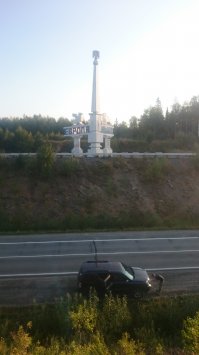 В прошлом году проезжали по маршруту Ханты-Мансийск-Пермь-Волгоград. На знаке Европа-Азия такая же фигня. На фото не видно, там еще все окрестности мусором завалены. Неужели так сложно свой мусор забрать с собой и довезти до контейнера? Любого спроси, никто не согласен в помойке жить, а как окурок до урны донести, так для этого дворники и существуют, чтоб убирать. С себя надо начинать, товарищи.