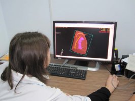 Сидит у ОТКРЫТОЙ двери во время ЛУЧЕВОЙ терапии?????? Он что, дебил? Или аффтор п*здабол? Я не знаю как в США, но у в Росси во время этой процедуры в помещении находится ТОЛЬКО пациент. Да и помещение оборудовано на подобии бункера - с защитой от излучения. А врач наблюдает за всем через монитор.