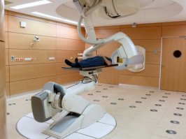 Сидит у ОТКРЫТОЙ двери во время ЛУЧЕВОЙ терапии?????? Он что, дебил? Или аффтор п*здабол? Я не знаю как в США, но у в Росси во время этой процедуры в помещении находится ТОЛЬКО пациент. Да и помещение оборудовано на подобии бункера - с защитой от излучения. А врач наблюдает за всем через монитор.