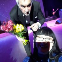 Ну с этим то легко селфи сделать во время его выступления 
Он сам по себе а песня поётся сама по себе