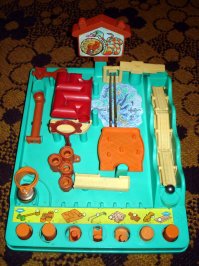 Мой Папа был дальнобойщиком, поэтому у меня были практически все игрушки и игры. Но самая любимая была-Шел солдат со службы. Я играла в нее постоянно. Да и сейчас бы, с удовольствием, поиграла.