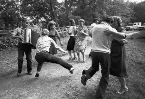 Это баян а не аккордеон.