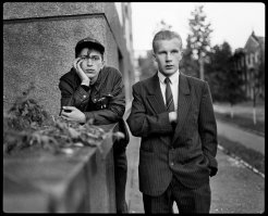 нижнюю пуговку расстегнуть надо