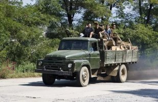 Салон 2х местный, а вторая половина практически кузов для багажа или для семьи.