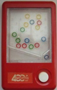 Мы играли в рукотворную монополию, какой-то умелец очень качественно её нарисовал. Ещё играли в наши кольца и их продвинутую буржуйскую версию :)