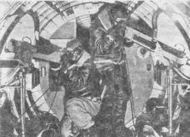 На третьей фотографии - нижняя шаровая турель бомбардировщика B-17. Стрелок спускался в неё в полёте через откидную бронедверку, когда шар был развёрнут стволами вниз. И, соответственно, выбраться обратно в самолёт мог только когда самолёт выходил в безопасную зону и можно было опять развернуть турель. Прыгнуть с парашютом из неё тоже было невозможно, поэтому стрелой его туда и не брал. Тем более, что некуда было его сунуть, и так в "стрелки подвесной турели" брали только малышей не выше 165см.
Так что, если шар заклинивало, стрелку оставалось только молиться, чтобы не случилось чего-нибудь с шасси и самолёт не сел на брюхо.
На B-24 "Liberator" такие турели сделали убирающимися: на взлёте и перед посадкой их втягивали лебёдкой в корпус.
И, вдобавок, в полёте этот шарик продувало насквозь через щели в остеклении.

Стрелкам хвостовых пулемётов было не легче. 
"Высотные операции зимой были ночным кошмаром для бортстрелков, учитывая ураганные ветры, дующие сквозь пулеметные амбразуры. Пройдя это место и двигаясь дальше вниз по быстро сужающемуся фюзеляжу необходимо было встать на четвереньки, чтобы попасть к хорошо закрытому хвостовому колесу. А далее короткий путь ползком завершался в хвостовой огневой точке; маленькая плексигласовая кабина, где вероятно наиболее жизненно важный стрелок экипажа B-17 вел судорожную войну с велосипедным сидением и мягкими коленными упорами. Все сквозняки из бортовых амбразур казалось проходили через хвостовую точку и выносливость стоящих на коленях бойцов в длительных холодных полетах над Германией является моментом заслуживающим восхищенной памяти." 
На последней фотографии - стрелки левого и правого борта хвостовых огневых точек. "в полете над территорией противника, когда люки открыты и стволы выдвинуты, стрелкам было явно не жарко на высоте, особенно зимой. Закутанные в громоздкие меховые комбинезоны с электроподогревом, обряженные в бронированные фартуки, они спина к спине стояли в своем отсеке"