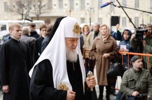 А вот Патриарх Русской Православной Церкви....
Глаза вам, от обилия золота не колет