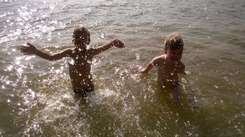 И ни слова про детей. Как же это классно - поехать с детишками на заливы, покупаться, поплескаться, покидаться песком!