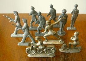 У меня был биллиард, но он был не мой, а ОБЩИЙ. Играли и взрослые и дети! Солдатики оловянные, потом пошла мода лепить их из пластилина разноцветного, старались правильно скопировать форму с картинок. Железная дорога ГДР-овская и, конечно же ГДР-овские сборные модели самолетов! Отечественные были дешевле, но качество пластмассы и переводок было хуже.