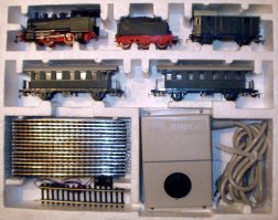 У меня был биллиард, но он был не мой, а ОБЩИЙ. Играли и взрослые и дети! Солдатики оловянные, потом пошла мода лепить их из пластилина разноцветного, старались правильно скопировать форму с картинок. Железная дорога ГДР-овская и, конечно же ГДР-овские сборные модели самолетов! Отечественные были дешевле, но качество пластмассы и переводок было хуже.