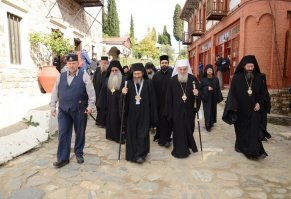 Когда я вижу патриарха, всего в золоте и прочем - возникает невольный вопрос, а нафига ему это? Вот фото Протоса (который слева), первый с греческого, президент Афона и сербский патриарх (справа). Просто и аскетично.