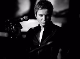 Сначала подумал что это Стинг