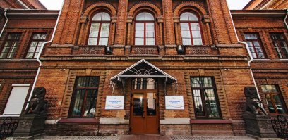 Педагогический колледж наш политен напомнил. Автор проекта-Андрей Гвоздиовский. Год постройки-1899г.