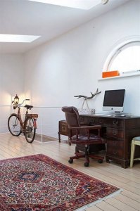 Это просто чудеса какие-то, честно)))Как новенький!
Такие старые коврики очень неплохо вписываются в современный интерьер.