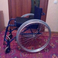 Второе фото напомнило...  
 Собрались как то вечером с мужиками попить пивка в кафешке, быстро собрались и выдвинулись.  Недалеко от пункта нашего назначения звонит жена, а так как это надолго (а ты где, а зачем, а когда... :) )  отправил мужиков занимать поляну, а сам подключив гарнитуру стою и разговариваю. Через некоторое время просто стоять стало скучно,  и под монотонные наставления дорогой супруги, начал забрасывать передние колеса на невысокий бордюр тротуара, и снимать их обратно. Раза после пятого подбегают ко мне пара прохожих, и со словами - мы вас сейчас спасем, пытаются забросить меня за бордюр...  
Еле успел сказать, что спасать меня не надо, и за бордюр тоже не надо, вот закончу слушать монолог и спокойно порулю дальше. :)
К чему это я - мир не без добрых людей, а некоторых даже просить о помощи не надо. 
На фото ниже - вот такие колеса использую.  :)