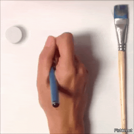Как она карандаш держит,да ещё и рисует