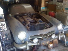 В аналогичном гараже:
На выпускной из колледжа Том Велмерс получил от родителей в подарок Mercedes-Benz 300SL 1955 года выпуска. Он ездил на нем до тех пор, пока не начались проблемы с коробкой передач. В начале 70-х он поставил машину в гараж, где она простояла последующие 40 лет. За это время 300SL почти скрылся под ненужным хламом и старыми компьютерами. Два дня ушло только на то, чтобы расчистить пространство вокруг машины. После того, как машину достали, оказалось, что это не просто 300SL, а редкая модификация с облегченным кузовом, плексигласовыми стеклами и усиленными тормозами. Машину отправили на реставрацию. Аукционная стоимость отреставрированного автомобиля точно превысит 1 миллион долларов.