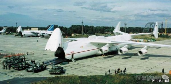 Автор, это не факты, а глупые домыслы человека, не соизволившего разобраться в теме.
В США создали самолёт для воздушного старта ракеты-носители.

Ан-225 "Мрия" никогда не создавался в качестве самолёта для воздушного старта. Потому и не существовало возможности запуска с него ракет-носителей.
Теоретически можно запускать ракеты с самолётов Ил-76, Ан-12, Ан-124 "Руслан", Ан-26 -- у них есть грузовой люк в кормовой части, который можно открыть в полёте, и через который можно в полёте выбросить ракету, которая путём сложнейших и геморрных флуктуаций, разворотов, переворотов и т.д., возможно, сможет начать самостоятельный полёт. Такой способ запуска настолько сложен, ненадёжен и неоднозначен, что всерьёз никем и никогда не рассматривался.
Так вот, у Ан-225 "Мрия", в отличие от своего прототипа Ан-124 "Руслан", НЕТ грузового люка в хвостовой части:

загрузка-выгрузка осуществляется исключительно через единственный грузовой люк в носовой части самолёта.

Возможен воздушный старт с самолётов Ту-95, Ту-22 (М, М-2, М-3), Ту-160 путём сбрасывания ракеты из бомболюка в нижней части фюзеляжа.

В результате, самолёт, потеряв значительную часть массы, без дополнительных телодвижений практически молниеносно увеличивает высоту метров на 50-100, а ракета за время запуска двигателей и выхода маршевых двигателей на максимальный режим некоторое время теряет высоту. Это всё делает такой запуск ракеты безопасным для самолёта.
Так вот, у Ан-225 "Мрия" НЕТ бомболюка в нижней части фюзеляжа.
Запуск ракеты "со спины" может осуществить только камикадзе: если даже ракета во время движения с работающими двигателями по направляющим на спине и не сожжёт самолёт-носитель, то после схода с направляющих она "просядет", оказавшись перед носом своего носителя, а самолёт, утратив часть своей массы, наоборот "всплывёт", подставив под сопла ракеты свой нос... Аминь...
Ан-225 "Мрия" создавался на базе Ан-124 "Руслан" исключительно как транспортная система для перевозки "на спине" многоразового космического корабля "Буран от места сборки на космодром. Или с места посадки до космодрома, если посадка по каким-либо причинам была произведена на запасном аэродроме.
Упомянутый же американский самолёт действительно способен запускать ракеты-носители.
Автор, разберись в теме!