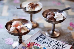 Всегда по выходным родители водили меня в кафе-мороженое!!!! Любимое было - три шарика пломбира, политых вишневым вареньем, в металлической креманке. До сих пор вкус помню. А потом, однажды возвращаясь из школы, я увидела надпись "Закрыто" - и через месяц там уже был какой-то коммерческий магазинчик (((