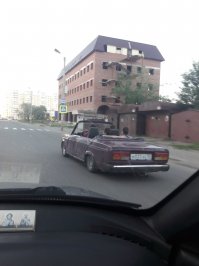 Сидел, всматривался - что не так с домом, почему леса так далеко... Только потом увидел жигуль!