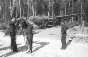 Торпедоносцем с завода выпускались некоторые A-20C. По одним инетовским сообщениям все 56 выпущенных торпедоносцев достались Британии, по другим - пришли через Иран на Черноморский флот и по нескольким причинам были там переоборудованы в разведчики. Если у Вас есть достоверная информация на этот счёт - буду рад услышать.
Бостон А-20G проектировался как чистый штурмовик, поэтому у него всю носовую часть  занимала батарея пушек (на первых сериях) и крупнокалиберных пулемётов. Места для штурмана на них не было, и экипаж состоял из 2-х человек: пилота и стрелка.
В СССР больше половины A-20G переделали, добавив место для щтурмана. На фотографии - "Подвеска торпеды 43-36-АМ на внешний мост самолета A-20G  борт 30  лейтенанта А.М. Гагиева из 1-го Гв.МТАП, аэродром Паневежис, 19.09.44г., фотография Сергее Шиманского". Точнее, А-20-G-1, переделанный, скорее всего, по проекту, разработанному в 244 дивизии под руководством М.З Меламеда.
Вот ещё фотографии из той же серии:
1. "Подвеска торпеды 45-36-АН на правый торпедный мост  Бостона ,самолет Героя Советского Союза А.М. Гагиева". "Торпедные мосты" при переделке устанавливались по обоим бортам самолёта, но обычно подвешивали только одну торпеду. Вторую брали только в исключительных случаях и при полёте на малые дальности.
2. "Самолет-бомбардировщик А-20  Бостон  борт  30  экипажа будущего Героя Советского Союза А.М. Гагиева, 1-го ГМТАП (гвардейский минно-торпедный авиационный полк). За день до этого экипаж Гагиева потопил немецкий транспорт водоизмещением 6000 тонн."