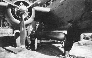 Торпедоносцем с завода выпускались некоторые A-20C. По одним инетовским сообщениям все 56 выпущенных торпедоносцев достались Британии, по другим - пришли через Иран на Черноморский флот и по нескольким причинам были там переоборудованы в разведчики. Если у Вас есть достоверная информация на этот счёт - буду рад услышать.
Бостон А-20G проектировался как чистый штурмовик, поэтому у него всю носовую часть  занимала батарея пушек (на первых сериях) и крупнокалиберных пулемётов. Места для штурмана на них не было, и экипаж состоял из 2-х человек: пилота и стрелка.
В СССР больше половины A-20G переделали, добавив место для щтурмана. На фотографии - "Подвеска торпеды 43-36-АМ на внешний мост самолета A-20G  борт 30  лейтенанта А.М. Гагиева из 1-го Гв.МТАП, аэродром Паневежис, 19.09.44г., фотография Сергее Шиманского". Точнее, А-20-G-1, переделанный, скорее всего, по проекту, разработанному в 244 дивизии под руководством М.З Меламеда.
Вот ещё фотографии из той же серии:
1. "Подвеска торпеды 45-36-АН на правый торпедный мост  Бостона ,самолет Героя Советского Союза А.М. Гагиева". "Торпедные мосты" при переделке устанавливались по обоим бортам самолёта, но обычно подвешивали только одну торпеду. Вторую брали только в исключительных случаях и при полёте на малые дальности.
2. "Самолет-бомбардировщик А-20  Бостон  борт  30  экипажа будущего Героя Советского Союза А.М. Гагиева, 1-го ГМТАП (гвардейский минно-торпедный авиационный полк). За день до этого экипаж Гагиева потопил немецкий транспорт водоизмещением 6000 тонн."