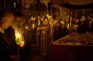 Во время пасхи был в Афинах, Афоне и других городах Греции - такого не видел. 
Вот к примеру на Афоне во время Пасхи.