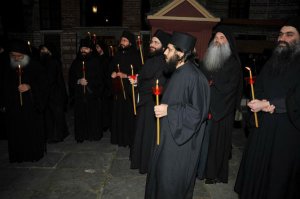 Во время пасхи был в Афинах, Афоне и других городах Греции - такого не видел. 
Вот к примеру на Афоне во время Пасхи.