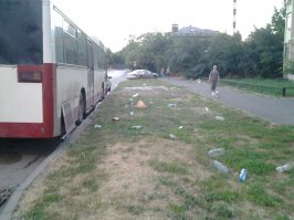 Блин интересно, когда мы доживем до этого??? Ехал сегодня на работу и пару раз видел что, в пробке водители выкинули окурки из машины  просто на дорогу... Одного моего знакомого, в Греции за такое свинство штрафанули на 500 евро, лет 10 назад. И то его не полиция задержала, а кто то, кто ехал за ним видео предоставил в участок.
Эх...