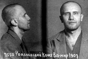 В продолжении темы предателей Родины.. 
хотел бы продолжить в тему истории русских фашистов времен Второй Мировой, мало кто знает была такая Всероссийская Фашистская Организация во главе Анастасия Вонсяцкого, которая существовала с 1933 по 1942 год находилась на территории оккупированной японской империей Маньчжурии (Манжоу-Го) в Харбине. Была основана организация задолго до Великой Отечественной войны националистически настроенными белыми эмигрантами. Полностью копировали модель германского фашизма. На второй фотке кстати заретушированная свастика над зданием русского клуба в Харбине - штаб квартира партии. Вонсяцкий будучи антикоммунистом как раз видел в казачестве главную силу, которая будет бороться с большевизмом. Модель их партии полностью копировалось с Германской НС партии. Даже гимн их песня Хорста Весселя есть не что иное как вариация немецкого гимна nsdap с адаптированным текстом на русский язык. Третья фотка это Родзаевский Константин один из соратников Вонсяцкого. Оба этих персонажа с восторгом встретили начало агрессии Германии на СССР в 41ом - Вонсяцкий написал письмо Сталину с предложением капитулировать, а Родзаевский в местной газете которую выпускала сама партия для русских эмигрантов призвал Японию немедленно начать боевые действия против СССР чтобы развернуть войну на два фронта. Японцы, подписавшие акт о ненападении после недавних инцидентов на Халкин-Голе и Хасане не захотели конфронтаций с СССР и изъяли все номера газеты, а его самого арестовали и подозревали в шпионаже в отношении СССР. 
С ними двумя произошла интересная история - Вонсяцкий в 42 поехал в Сша и был там арестован ФБР за шпионаж в пользу стран Оси - с этого момента партия фактически перестает существовать. Родзаевский в 45ом году пишет письмо Сталину с тем что пересмотрел свои взгляды, считает его собирателем земель и настоящим русским патриотом. Просит разрешить ему вернуться в СССР. Через время ему дали ответ с разрешением, разрешают ему вернуться, предложили интересную работу в Союзе и присвоили звание лейтенанта Красной Армии. Попав в СССР был немедленно арестован, доставлен в Москву и расстрелян в подвалах Лубянки. 
4ая фотография его при аресте. Наверняка Германская разведка рассматривала эту организацию как возможного союзника в борьбе с СССР, в случае активных действий японцев на дальнем востоке.
