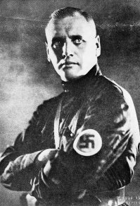 В продолжении темы предателей Родины.. 
хотел бы продолжить в тему истории русских фашистов времен Второй Мировой, мало кто знает была такая Всероссийская Фашистская Организация во главе Анастасия Вонсяцкого, которая существовала с 1933 по 1942 год находилась на территории оккупированной японской империей Маньчжурии (Манжоу-Го) в Харбине. Была основана организация задолго до Великой Отечественной войны националистически настроенными белыми эмигрантами. Полностью копировали модель германского фашизма. На второй фотке кстати заретушированная свастика над зданием русского клуба в Харбине - штаб квартира партии. Вонсяцкий будучи антикоммунистом как раз видел в казачестве главную силу, которая будет бороться с большевизмом. Модель их партии полностью копировалось с Германской НС партии. Даже гимн их песня Хорста Весселя есть не что иное как вариация немецкого гимна nsdap с адаптированным текстом на русский язык. Третья фотка это Родзаевский Константин один из соратников Вонсяцкого. Оба этих персонажа с восторгом встретили начало агрессии Германии на СССР в 41ом - Вонсяцкий написал письмо Сталину с предложением капитулировать, а Родзаевский в местной газете которую выпускала сама партия для русских эмигрантов призвал Японию немедленно начать боевые действия против СССР чтобы развернуть войну на два фронта. Японцы, подписавшие акт о ненападении после недавних инцидентов на Халкин-Голе и Хасане не захотели конфронтаций с СССР и изъяли все номера газеты, а его самого арестовали и подозревали в шпионаже в отношении СССР. 
С ними двумя произошла интересная история - Вонсяцкий в 42 поехал в Сша и был там арестован ФБР за шпионаж в пользу стран Оси - с этого момента партия фактически перестает существовать. Родзаевский в 45ом году пишет письмо Сталину с тем что пересмотрел свои взгляды, считает его собирателем земель и настоящим русским патриотом. Просит разрешить ему вернуться в СССР. Через время ему дали ответ с разрешением, разрешают ему вернуться, предложили интересную работу в Союзе и присвоили звание лейтенанта Красной Армии. Попав в СССР был немедленно арестован, доставлен в Москву и расстрелян в подвалах Лубянки. 
4ая фотография его при аресте. Наверняка Германская разведка рассматривала эту организацию как возможного союзника в борьбе с СССР, в случае активных действий японцев на дальнем востоке.