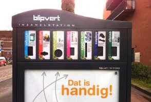 еще немного от себя добавлю:
первое фото - желтые баки в супермаркетах для масла от фритюрниц

второе фото - в супермаркетах стоят урны для батареек и другой химический мусор, а сейчас появляются такие стенды, куда можно выкидывать старые зарядки итд

неиспользованные лекарства можно отнести в аптеку

третье фото - вот так выглядит городская свалка в Нидерландах. Это когда у вас накапливается много мусора после ремонта или разборки сарая и пр, или крупный мусор, который не влазит в контейнер. Люди сами привоязят сюда свой мусор и сортируют по большим контейнерам.

фильм - для тех, кому интересно, как перерабытываются старые батарейки. На нидерландском, но по картике все понятно.

Скажу честно, что сортировать мусор привыкаешь очень быстро - и дома, и на работе. Бумагу отдельно, пластиковые бутылки дети сдают (деньги себе забирают), стекло дети отвозят, "зеленый" мусор летит в контейнер, который стоит в саду, для батареек есть отдельная коробочка - короче, ничего сверхестественного в сортировке мусора нет, когда все сделано по уму :)