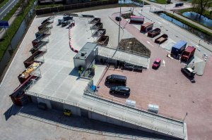 еще немного от себя добавлю:
первое фото - желтые баки в супермаркетах для масла от фритюрниц

второе фото - в супермаркетах стоят урны для батареек и другой химический мусор, а сейчас появляются такие стенды, куда можно выкидывать старые зарядки итд

неиспользованные лекарства можно отнести в аптеку

третье фото - вот так выглядит городская свалка в Нидерландах. Это когда у вас накапливается много мусора после ремонта или разборки сарая и пр, или крупный мусор, который не влазит в контейнер. Люди сами привоязят сюда свой мусор и сортируют по большим контейнерам.

фильм - для тех, кому интересно, как перерабытываются старые батарейки. На нидерландском, но по картике все понятно.

Скажу честно, что сортировать мусор привыкаешь очень быстро - и дома, и на работе. Бумагу отдельно, пластиковые бутылки дети сдают (деньги себе забирают), стекло дети отвозят, "зеленый" мусор летит в контейнер, который стоит в саду, для батареек есть отдельная коробочка - короче, ничего сверхестественного в сортировке мусора нет, когда все сделано по уму :)