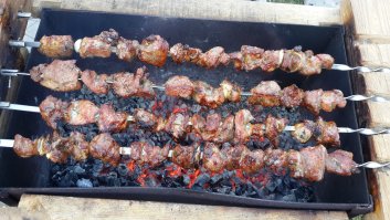 свиная шейка,  молотый черный перец, приправы по вкусу (я любитель пряностей , потому у меня наборы ), лук, укроп для красоты и грамм 100-150 виски ( в зависимости от количества мяса). даже сырое маринованное мясо пахло изумительно)))