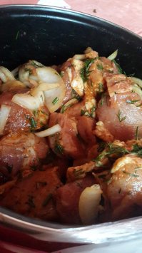 свиная шейка,  молотый черный перец, приправы по вкусу (я любитель пряностей , потому у меня наборы ), лук, укроп для красоты и грамм 100-150 виски ( в зависимости от количества мяса). даже сырое маринованное мясо пахло изумительно)))