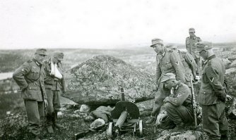 Хочу выставить еще одно фото из того страшного времени, НЕМЕЦКОЕ фото. Народ, всмотри-
тесь! Горные егеря явно ВПЕЧАТЛЕНЫ. Можно с большой долей уверенности предположить, что
раненый егерь получил пулю от этого погибшего пулеметчика...
Мне помнится, в планах поисковиков-мурманчан была желательность обнаружения этого кам-
ня, и, возможно, перезахоронение праха героя. Скверно, что в отличие от высоты 122 место
съемки практически невозможно локализовать.