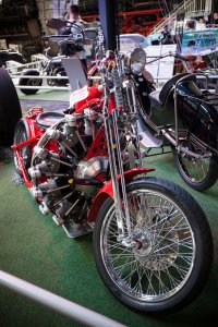 Ооо, смотрел про это потешный аппарат!
Поставили на байк двигатель от самолёта 1-й мировой:)